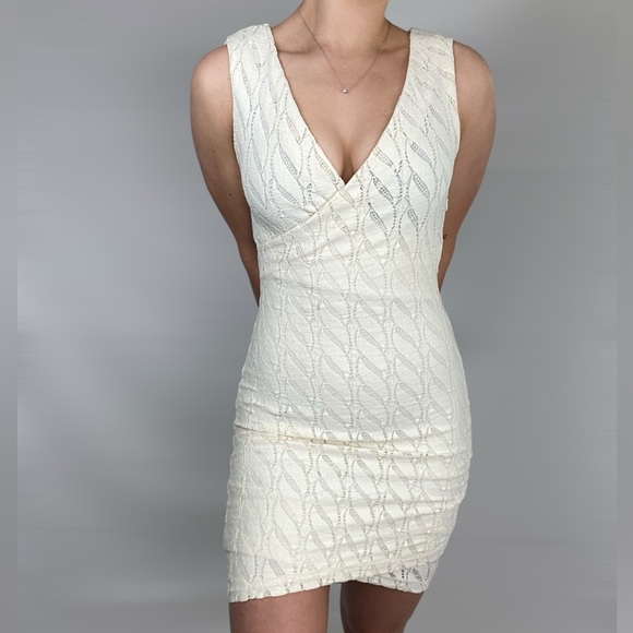 Tracy Reese Dresses & Skirts - TRACY REESE Bodycon Lace Sleeveless V Neck Fitted‎ Midi Dress